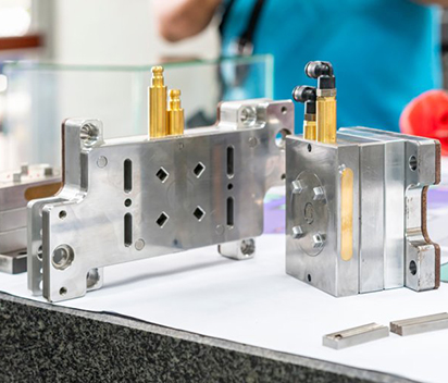 The injection molding machine easy to apply for prototyping