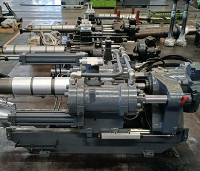 Injection molding machine with horizontal 