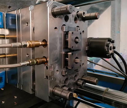 Injection molding machine can achieve central drawing 