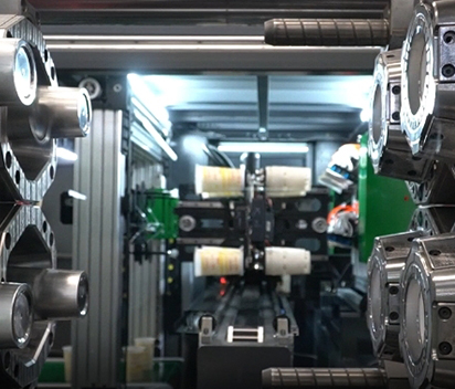 Smart Injection Molding Machines with Integrated Robotics and Control Systems